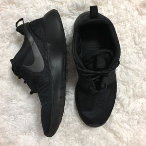 black nike roshe shoes